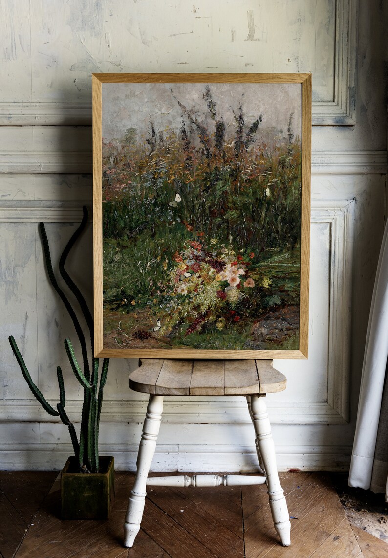 Pode incluir: Uma pintura emoldurada de um buqu&ecirc; de flores silvestres em um campo. As flores s&atilde;o em tons de rosa, branco e amarelo, e h&aacute; borboletas voando ao redor delas.