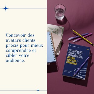 K&ouml;nnte beinhalten: Eine flache Ansicht einer rosa Oberfl&auml;che mit einem blauen Notizbuch, einem Buch mit dem Titel "L'ESSENTIEL DES PROMPTS POUR ENTREPRENEURS: GESTION, STRAT&Eacute;GIE ET CROISSANCE", einem Glas Wasser und mehreren Stiften und Bleistiften.