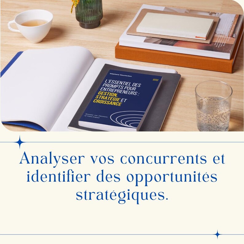 K&ouml;nnte beinhalten: Ein geschlossenes Notizbuch mit einem blauen Einband und einem Buch mit dem Titel "L'ESSENTIEL DES PROMPTS POUR ENTREPRENEURS: GESTION, STRAT&Eacute;GIE ET CROISSANCE" auf einem Holztisch mit einem Glas Wasser, einer Tasse Tee und einem Stapel Notizb&uuml;cher.