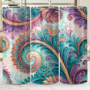 Könnte beinhalten: Drei Edelstahlbecher mit einem Aquarell-Blumenmuster. Das Muster zeigt wirbelnde teal-, lila- und goldfarbene Blätter und florale Elemente vor einem hellen Hintergrund. Jeder Becher hat einen silbernen Strohhalm.