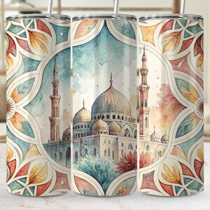 Puede incluir: Un vaso de acero inoxidable con una ilustración de acuarela de una mezquita con cúpulas y minaretes. El diseño está enmarcado por un borde decorativo en tonos turquesa, naranja y amarillo. El vaso incluye una pajita plateada.