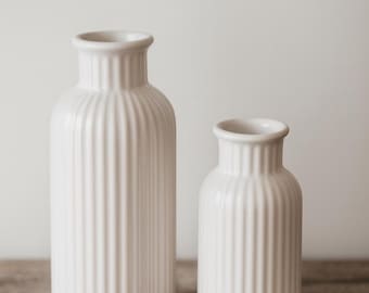 Juego de 2 jarrones de cerámica blanca con diseño acanalado, decoración de centros de mesa para bodas, decoración de mesas, decoraciones navideñas y festivas, hogar y vida.