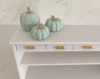 Zucche in scala 1:6/set di 3 zucche in miniatura/decorazioni autunnali/compatibili con Miniverse/tutte le spedizioni negli Stati Uniti sono prepagate per dazi e tasse doganali.