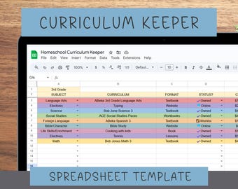 Puede incluir: Una plantilla de hoja de cálculo digital titulada "Curriculum Keeper" en la pantalla de un portátil. La hoja de cálculo está organizada con columnas para materia, plan de estudios, formato y estado. El texto "Spreadsheet Template" está en la parte inferior y "Curriculum Keeper" en la parte superior.