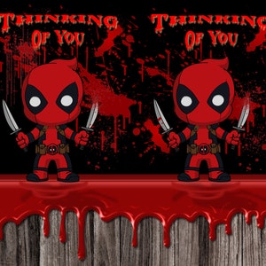Könnte beinhalten: Eine digitale Illustration eines Comic-Charakters Deadpool, der zwei Messer hält. Der Hintergrund ist schwarz mit roten Spritzern. Der Text "Thinking of you" ist oben im Bild in Rot geschrieben.