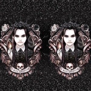 Puede incluir: Dos ilustraciones de una niña con el pelo negro en trenzas, vistiendo un vestido blanco y negro, sosteniendo una cerilla encendida. Cada ilustración está enmarcada en un marco dorado adornado con una calavera y el texto "I Hate Everything" en la parte inferior.