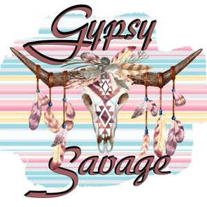 Puede incluir: Una ilustración de acuarela de una calavera con plumas y cuentas colgando de los cuernos. La calavera está decorada con patrones geométricos en tonos de rosa, marrón y blanco. El fondo es un patrón de rayas de colores en tonos de rosa, amarillo, azul y blanco. El texto "Gypsy Savage" está escrito en una fuente estilizada debajo de la calavera.