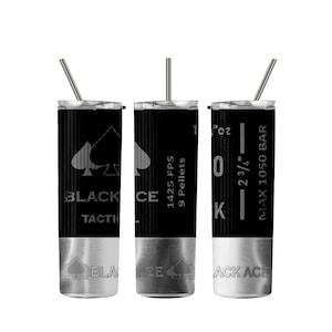 Puede incluir: Tres vasos de acero inoxidable con diseños en negro y plata. Los vasos presentan un símbolo de pica de carta de juego, el texto "BLACK ACE TACTICAL" y el texto "1425 FPS 9 Pellets", "20 L -23/4" MAX 1050 BAR K".