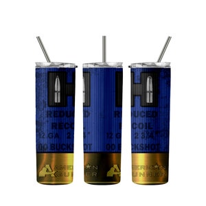 Puede incluir: Tres vasos de acero inoxidable con diseños azules y dorados. Los vasos presentan un diseño de cartucho de escopeta con el texto "Reduced Recoil 12 GA 2 3/4" 00 Buckshot" y "American Gunner".