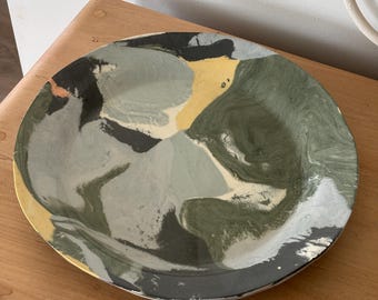 Handgjord keramisk Nerikomi marmorerad serveringsfat eller väggtallrik