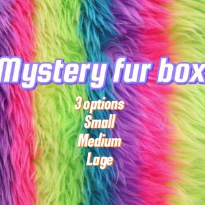 Puede incluir: Una tela de piel sintética de color arcoíris con el texto "Mystery fur box" y "3 opciones: Small, Medium, Large" en texto blanco.