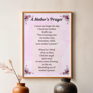 Könnte beinhalten: Gerahmter Druck mit dem Gedicht "A Mother's Prayer". Der Text befindet sich auf einem rosa Hintergrund mit floralen Verzierungen. Der Rahmen ist warmbraun und eignet sich für die Inneneinrichtung.