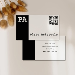 Peut inclure: Cartes de visite au design noir et blanc. Les cartes présentent les initiales "PA" en lettres blanches grasses sur un fond noir. Le nom "Plato Aristotle" est imprimé en police serif. Les coordonnées et un code QR sont également inclus.
