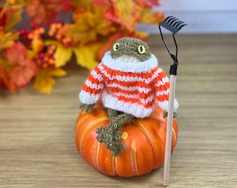 Knitted pocket frog, 4.5 inches, Thanksgiving, Halloween decor, cute frog toy, stuffed animal toy, handmade toy frog, gift
