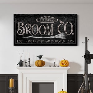 Letrero personalizado de Broom Co., decoración espeluznante de Halloween, letrero de escoba malvada hecho a mano, decoración gótica de granja de brujas, arte de lienzo aterrador vintage