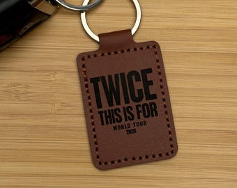 TWICE World Tour “This Is For 2026” Lädernyckelring – Lasergraverad konsertnyckelring – Kpop ONCE-present