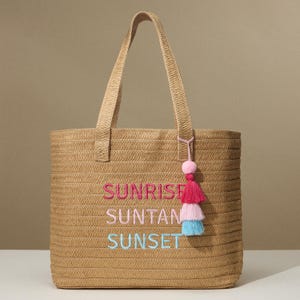 Strandtasche aus Raffia mit Quaste geflochten | "Sonnenaufgang Suntan Sonnenuntergang" Sommer-Tasche | Leichte Boho Urlaubstasche für Pool oder Reisen