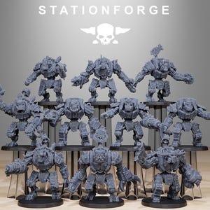 Puede incluir: Una colección de figuras de robots en miniatura grises, cada una con un diseño y una pose únicos. Las figuras están dispuestas sobre plataformas negras, con el texto "STATIONFORGE" y un logotipo de calavera en la parte superior. Estas figuras son probablemente para juegos de mesa o modelismo.