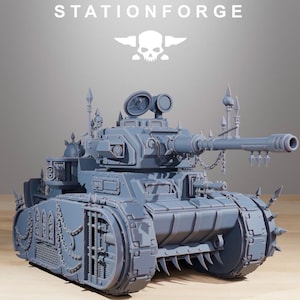 Puede incluir: Un modelo de tanque gris detallado con un cañón largo, púas y cadenas decorativas. El tanque tiene un diseño complejo con múltiples torretas y el logotipo de STATIONFORGE.