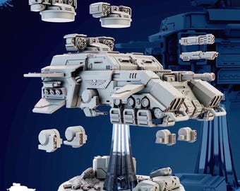 Puede incluir: Modelo gris claro de un vehículo futurista con múltiples sistemas de armas y componentes mecánicos detallados. El modelo está soportado por un soporte e incluye piezas modulares adicionales. La base mide 9 cm de ancho y 10,5 cm de alto.