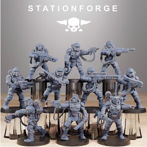 Peut inclure: Ensemble de figurines de soldats miniatures grises, chacune armée d'armes et portant des casques et des armures. Les figurines sont disposées sur une surface, avec le mot "STATIONFORGE" et un logo de crâne en haut.