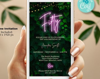 Puede incluir: Una maqueta de pantalla de teléfono que muestra una invitación de cumpleaños verde y dorada con un gráfico de neón rosa "Cincuenta". La invitación es para una fiesta de cumpleaños número 50 e incluye la fecha, la hora, la ubicación y la información de RSVP. El texto "PERSONALIZA CON CORYL" está en un círculo en la esquina superior derecha de la imagen.