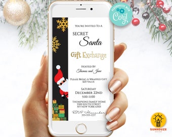 Peut inclure: Une invitation numérique noire et dorée pour un échange de cadeaux Secret Santa. L'invitation présente un Père Noël de dessin animé qui regarde par-dessus une pile de cadeaux emballés. Le texte indique "Vous êtes invité à un échange de cadeaux Secret Santa" et comprend des détails sur l'événement, notamment la date, l'heure, le lieu et les informations de RSVP.
