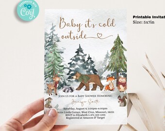 Puede incluir: Invitación imprimible para un baby shower con temática de bosque invernal. La invitación presenta una ilustración de acuarela de un bosque nevado con un oso, un zorro, un ciervo y un búho. El texto dice "Baby it's cold outside".