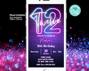 Puede incluir: Una maqueta de pantalla de teléfono con una invitación de cumpleaños número 12 de Madison en neón rosa y azul. La invitación tiene un fondo de ladrillo y dice "Únete a nosotros para celebrar el cumpleaños número 12 de Madison" con la fecha, la hora y la información de RSVP.