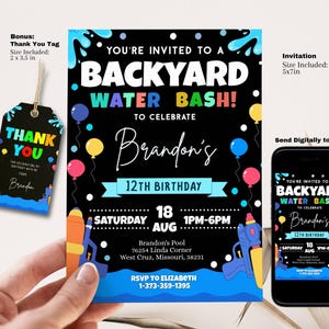 Può includere: Un invito nero per una festa acquatica in giardino, con il testo "Sei invitato a un Backyard Water Bash!" per celebrare il 12° compleanno di Brandon. Include un biglietto di ringraziamento e un invito digitale su uno smartphone.