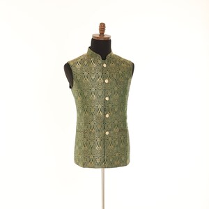 K&ouml;nnte beinhalten: Eine gr&uuml;ne, &auml;rmellose Weste mit goldfarbenem Paisley-Muster und goldenen Kn&ouml;pfen.