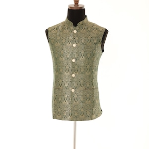 K&ouml;nnte beinhalten: Eine &auml;rmellose gr&uuml;ne Weste mit goldfarbenem Paisley-Muster und goldenen Kn&ouml;pfen.