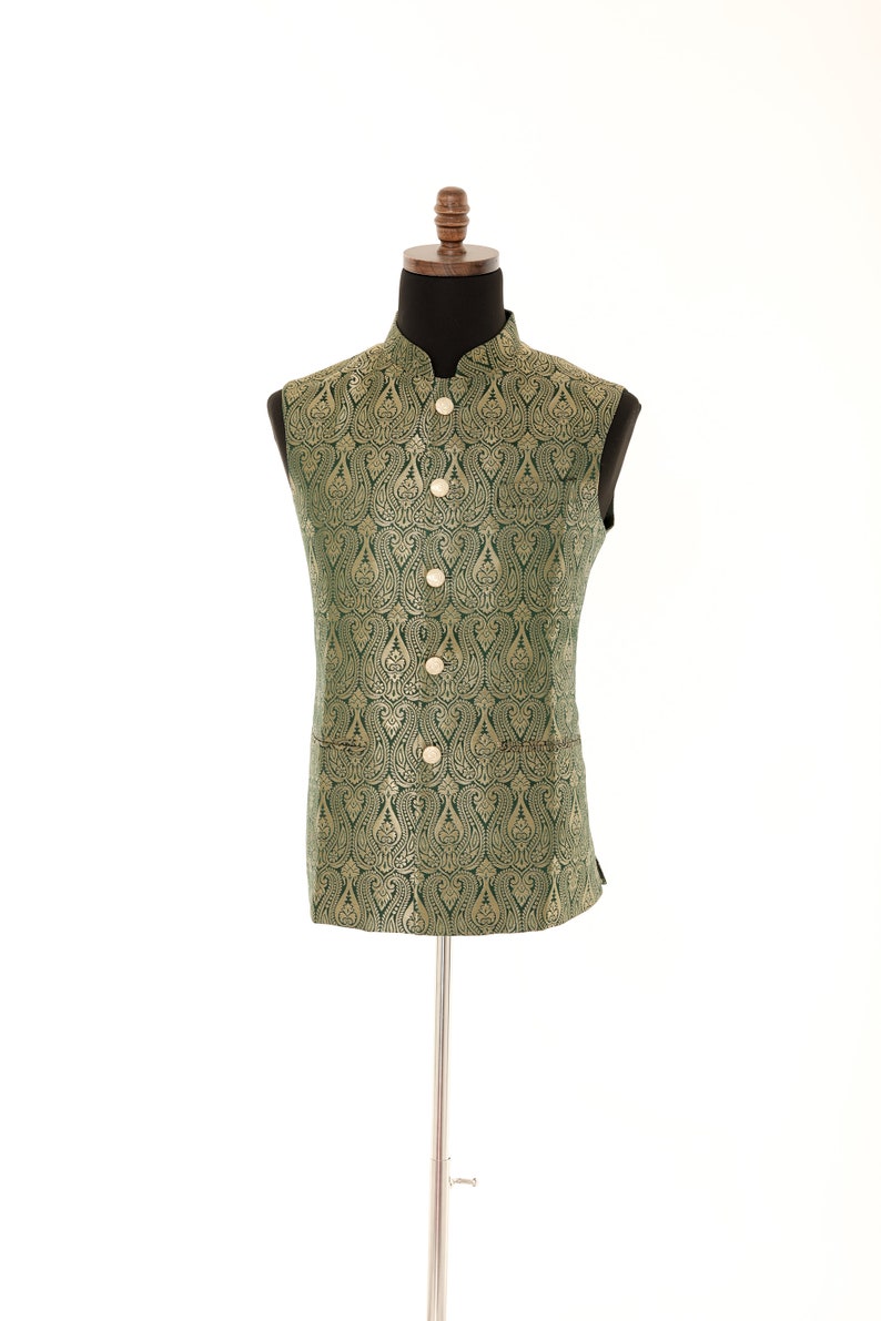 K&ouml;nnte beinhalten: Eine &auml;rmellose gr&uuml;ne Weste mit goldfarbenem Paisley-Muster und goldenen Kn&ouml;pfen.