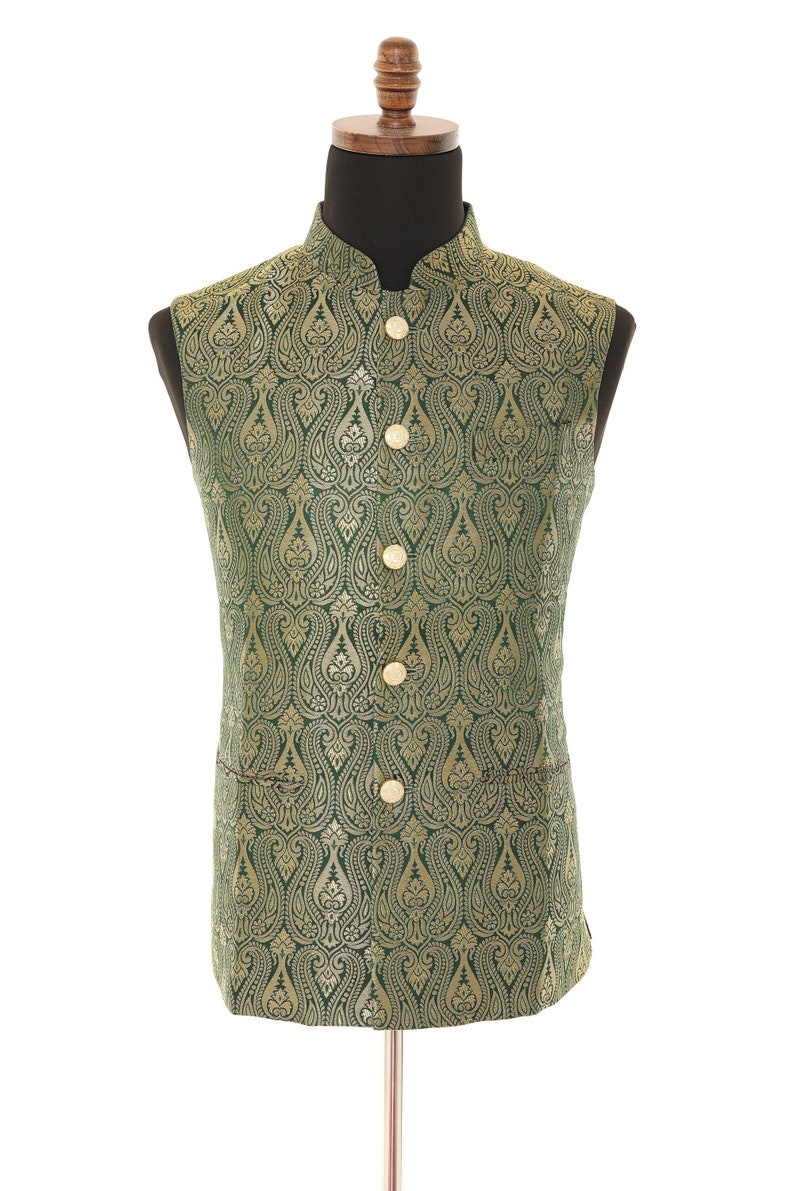 K&ouml;nnte beinhalten: Eine gr&uuml;ne Weste mit goldfarbenem Paisley-Muster und goldenen Kn&ouml;pfen.