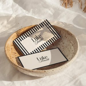 Modelo de cartão de lugar listrado, minimalista, moderno e clássico para casamento, modelo de cartão de nome para casamento vintage moderno, modelo de cartão de lugar moderno e glamouroso