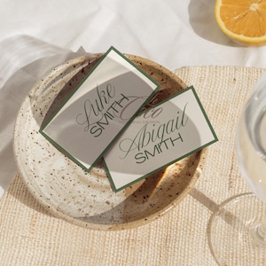 Modello di segnaposto piatto per matrimonio classico moderno verde muschio, modello di biglietto da visita per matrimonio vintage moderno, modello di segnaposto moderno glamour