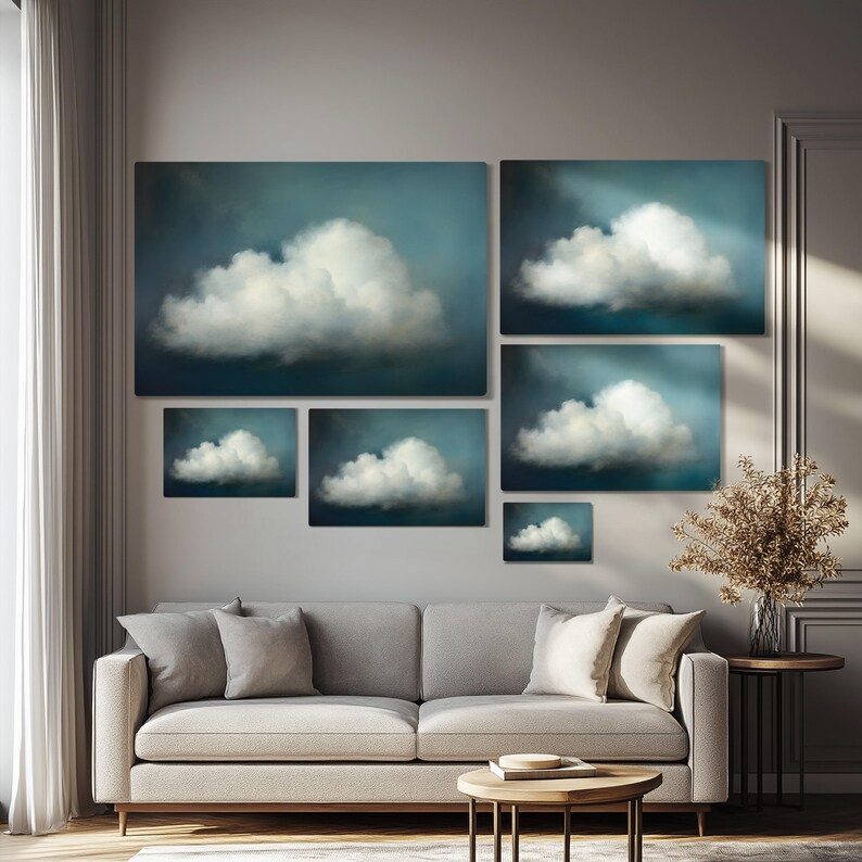 Puede incluir: Un conjunto de seis impresiones de arte de pared abstractas que presentan varios tama&ntilde;os de nubes blancas sobre un fondo azul. Las impresiones est&aacute;n dispuestas en un patr&oacute;n escalonado en una pared sobre un sof&aacute; gris.