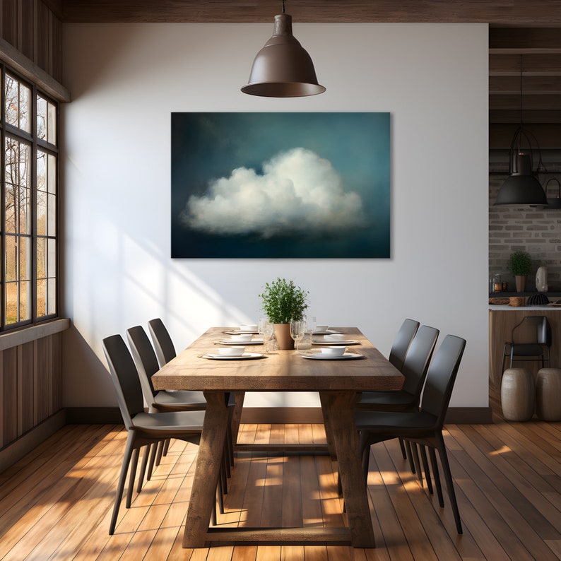 Puede incluir: Un comedor con una mesa y sillas de madera, una gran pintura de una sola nube blanca sobre un fondo de cielo azul cuelga de la pared sobre la mesa.
