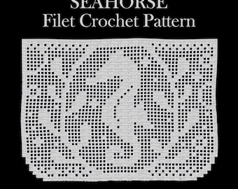 Puede incluir: Un patrón de ganchillo de filete blanco con un diseño de caballito de mar. El texto "SEAHORSE Filet Crochet Pattern" está en la parte superior, con "Designed by Loveyluffy" en la parte inferior. El patrón se muestra sobre un fondo negro.