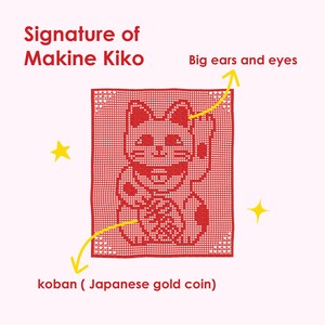 Puede incluir: Ilustraci&oacute;n cuadrada roja de un gato saludando, con el texto "Signature of Makine Kiko". El gato tiene orejas y ojos grandes y sostiene una moneda de oro japonesa. Dos estrellas amarillas en el fondo.