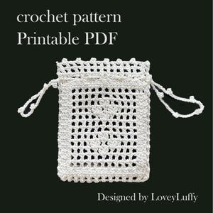 Op de afbeelding: Een witte gehaakte tas met trekkoord en vierkant ontwerp. De tas heeft een open weefpatroon en is gemaakt van wit garen. Tekst op de afbeelding luidt "crochet pattern Printable PDF" en "Designed by LoveyLuffy".