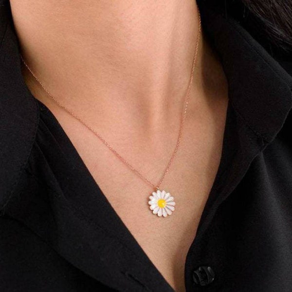 Chaîne pendentif à fleur blanche artificielle pour femme