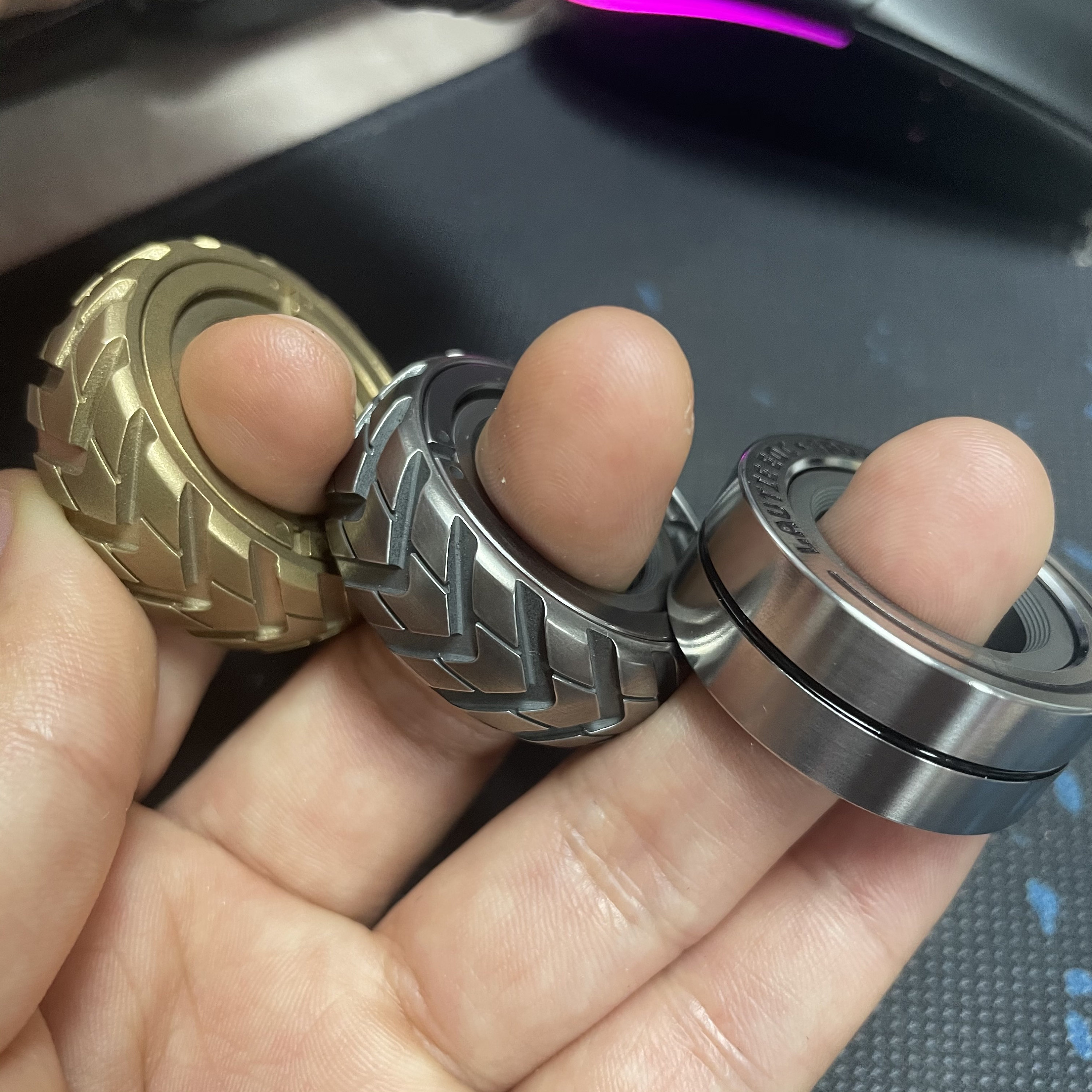 Anyone know how to unstick a spinner ring? It just came in the mail, and I  can tell the chain moves, but I just can't get it unstuck! : r/fidgettoys