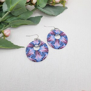 Spliced paradox circle earrings in periwinkle and pink