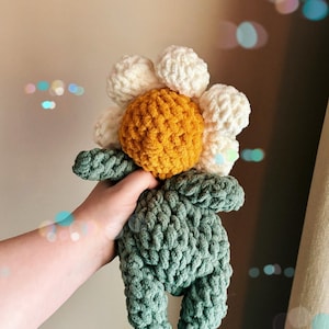 Handmade Crochet Daisy Plushie – Soft Flower Stuffed Toy – Cottagecore Plush Gift – Whimsical Floral Plush – Spring Decor