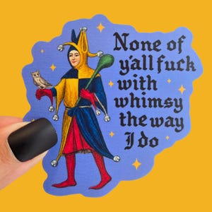 Puede incluir: Una pegatina azul con un bufón con traje amarillo y azul y mallas rojas, sosteniendo una marota verde y un búho. El texto dice: None of y'all fuck with whimsy the way I do. El diseño incluye pequeñas estrellas amarillas sobre un fondo azul.