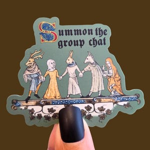 Puede incluir: Una pegatina troquelada sobre un fondo verde salvia que muestra a cinco figuras con ropa de estilo medieval tomadas de la mano. Las figuras tienen cabezas de animales, incluyendo un ciervo y un conejo. El texto dice, Summon the group chat, en fuente gótica.
