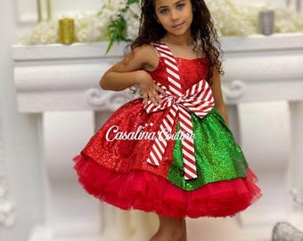 Noëlle-jurk. Glanzende groenrode kerstjurk voor babymeisjes van pailletten. Witte rode sjerpjurk met suikerrietpatroon. Speciaal.