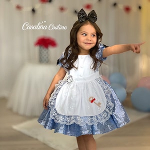 Abito a tema Alice. Vestito da bambina. Abito di compleanno del paese delle  meraviglie di Alice. Costume da paese delle meraviglie di Alice. Disney.  Per occasioni speciali. Fatto a mano 