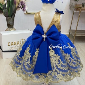 Koningsblauwe gouden jurk. Jurk voor babymeisjes met gouden paillettenstof en blauwe rok. Blauwgouden Maya-jurk voor bloemenmeisjes voor peuters